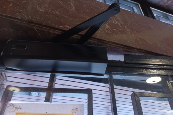 Instalación profesional de Puertas de Portales con Elymar