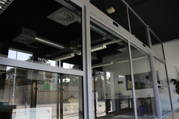 Puerta corredera de cristal automática