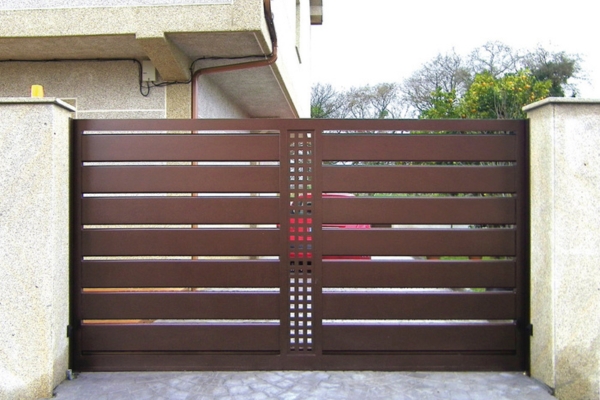 Cuánto cuesta una puerta de garaje con puerta pequeña