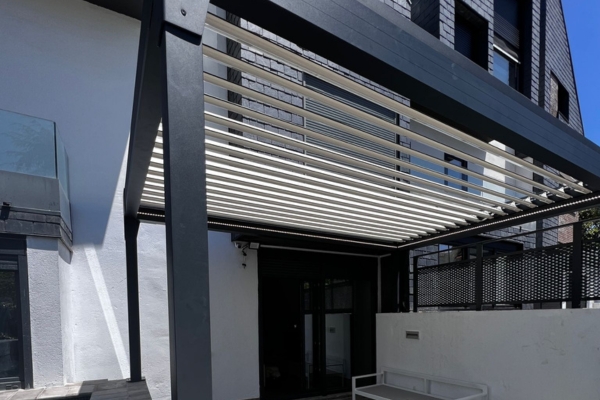 Pérgola de Aluminio con Techo Retráctil