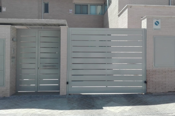 Puertas de Garaje con Puerta Pequeña